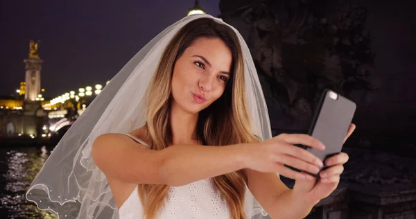 Novia Alegre Tomando Selfies Divertidos París Por Noche — Foto de Stock