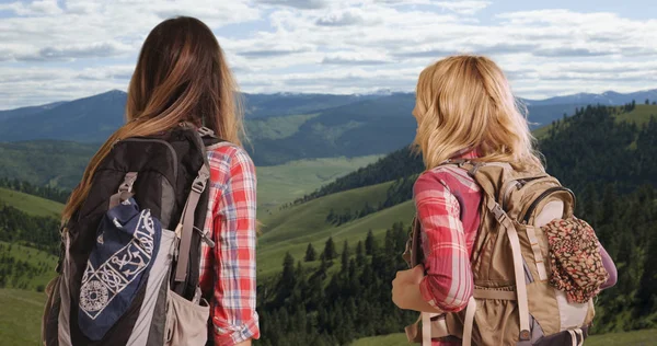 Tepenin Üzerinden Manzarayı Vahşi Yürüyüş Genç Beyaz Kadınları Çifti — Stok fotoğraf