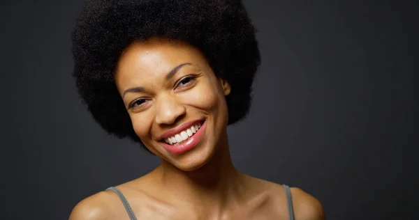 Lento Pan Mulher Africana Rindo Sorrindo — Fotografia de Stock