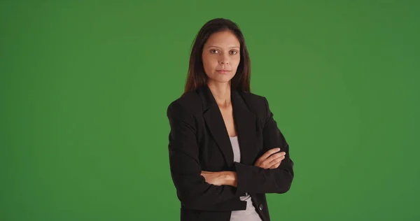 Ung Affärskvinna Med Armar Korsade Tittar Kameran Grön Skärm — Stockfoto