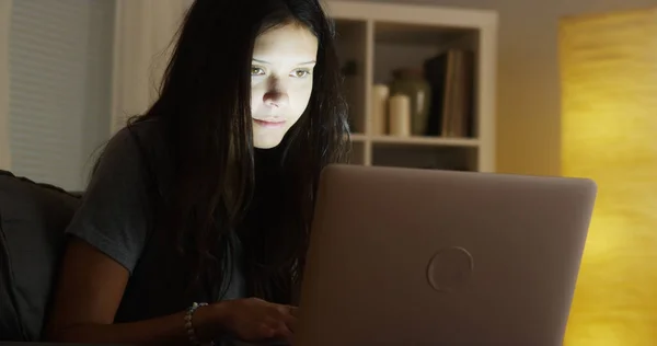 Gemengd Ras Vrouw Met Laptop Bij Nacht — Stockfoto