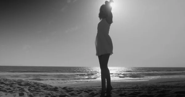 Hermosa Mujer Bailando Playa Vestido Blanco — Foto de Stock