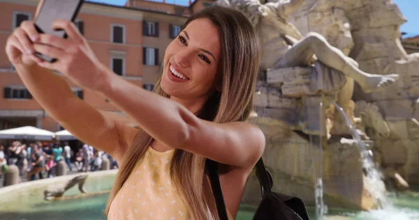 Fiumi 로마에 스마트폰으로 Selfie를 — 스톡 사진