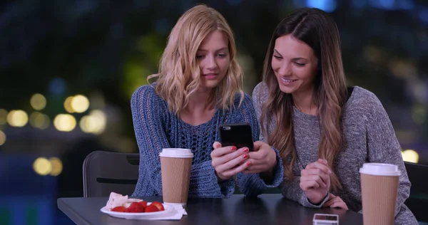 Dos Chicas Lindas Usando Teléfono Celular Para Ver Fotos Aire —  Fotos de Stock