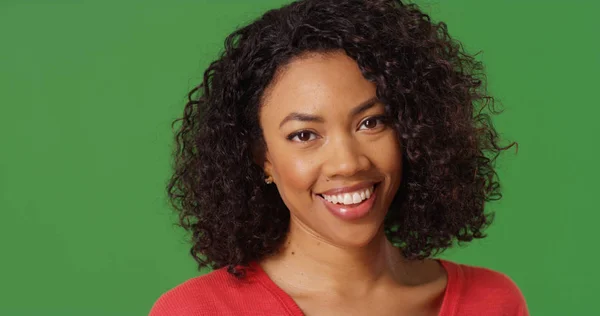 Atraente Menina Afro Americana Sorrindo Para Câmera Tela Verde — Fotografia de Stock