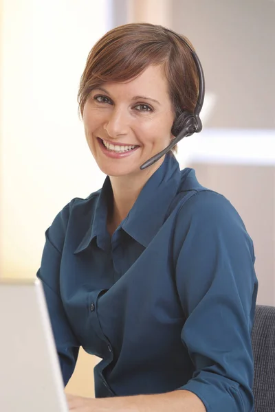 Retrato Una Joven Sonriente Telemarketer Escritorio Computadora — Foto de Stock