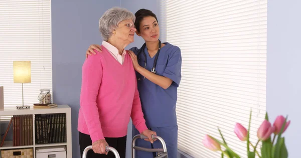 Glücklich Ältere Frau Patient Gespräch Mit Asiatischen Krankenschwester — Stockfoto