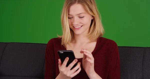 Glückliche Junge Frau Sitzt Auf Couch Messaging Auf Smartphone Auf — Stockfoto