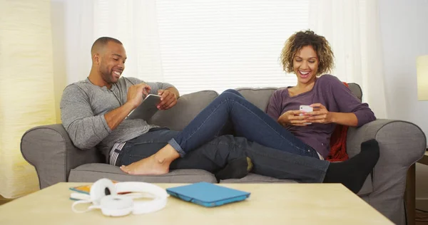 Black Couple Using Electronic Devices Couch — Stock Photo, Image