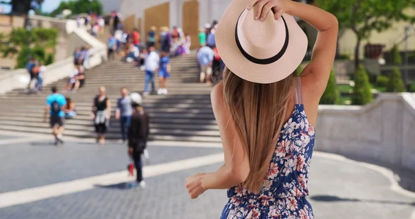 Foto Trasera Mujer Sosteniendo Sombrero Mientras Siente Viento Por Plaza — Foto de Stock