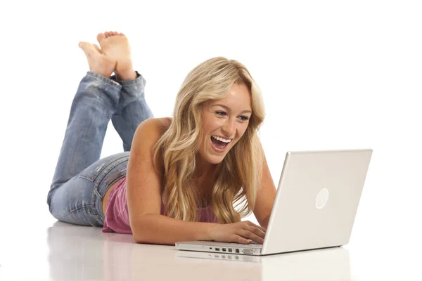 Retrato Menina Casual Com Jeans Deitado Chão Com Laptop — Fotografia de Stock
