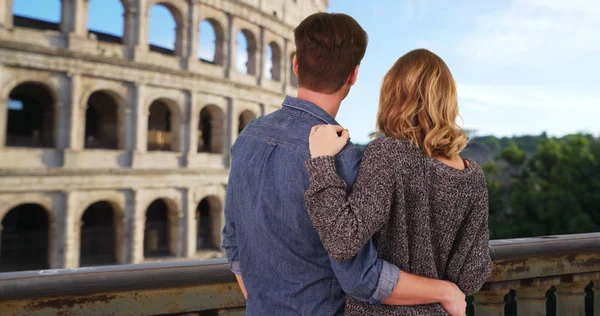 Vista Trasera Pareja Joven Cariñosa Mirando Coliseo Roma — Foto de Stock