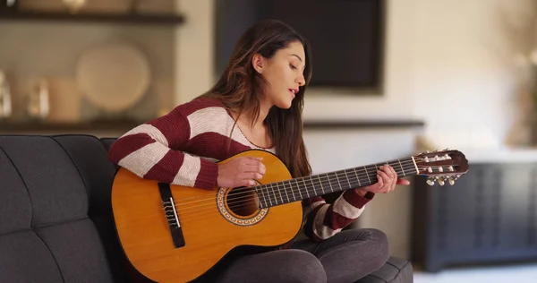 Retrato Bonito Latina Feminino Lounging Casa Tocando Guitarra Canto — Fotografia de Stock