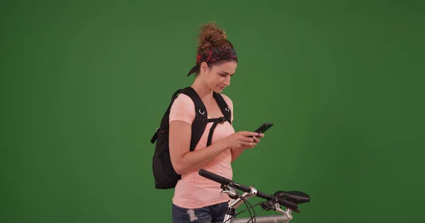Apto Ciclista Feminino Usando Telefone Para Obter Direções Para Passeio — Fotografia de Stock