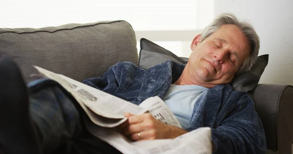 Retrato Hombre Caucásico Mediana Edad Durmiendo Sofá Sosteniendo Periódico — Foto de Stock