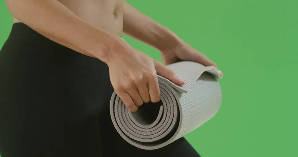 Una Joven Afroamericana Enrolla Yoga Mate Pantalla Verde — Foto de Stock