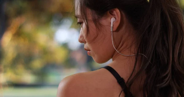 Vista Del Perfil Joven Atleta Asiático Que Usa Auriculares Naturaleza — Foto de Stock