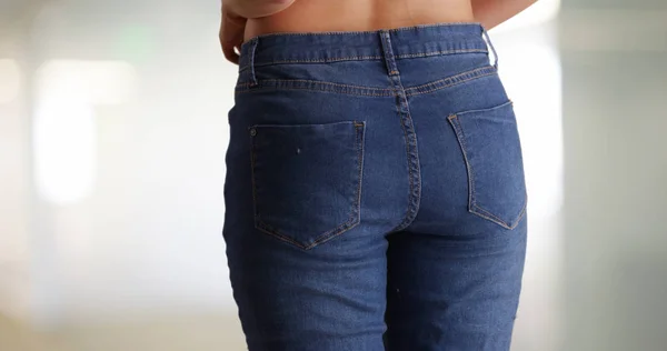 Närbild Tusenåriga Kvinna Sätter Blå Jeans Inomhus Privat Vardagsrum — Stockfoto