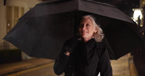 Gelukkig Senior Vrouw Met Paraplu Terwijl Het Regent Stad Bij — Stockfoto