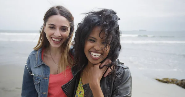 Mooie Vrouwen Het Strand Glimlachend Camera — Stockfoto