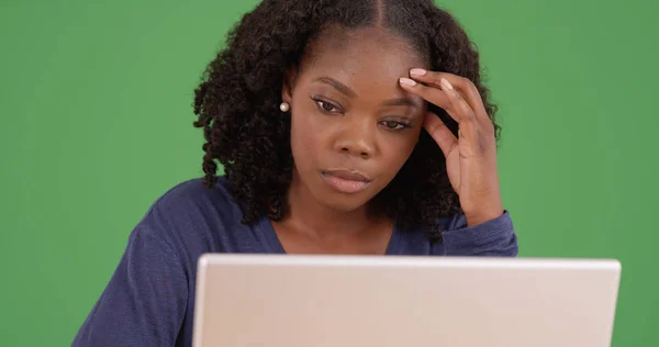 Czarny Kobieta Tysiąclecia Przy Użyciu Komputera Przenośnego Zielony Ekran — Zdjęcie stockowe