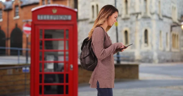 Jovem Mulher Usando Seu Smartphone Por Cabine Telefônica Retro — Fotografia de Stock