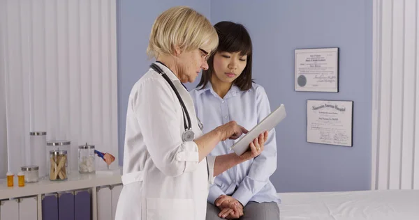 Ανώτερος Γιατρός Λήψη Σημειώσεων Στο Tablet Ενώ Μιλώντας Για Ασθενή — Φωτογραφία Αρχείου