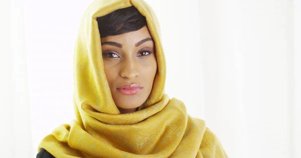 ゴールデン ヘッド スカーフを身に着けているウィンドウによってアフリカの女性 — ストック写真