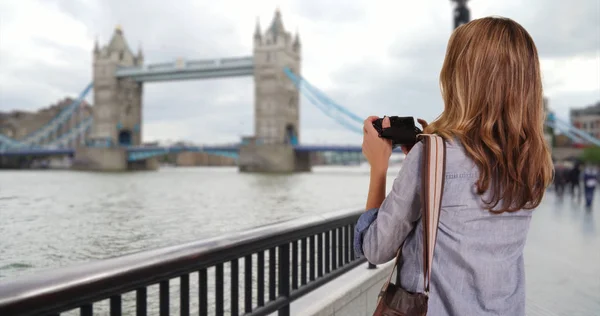Podróży Fotograf Biorąc Zdjęcia Tower Bridge — Zdjęcie stockowe