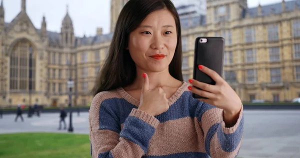 Primer Plano Lindo Turista Tomando Selfie Con Smartphone Por Westminster — Foto de Stock