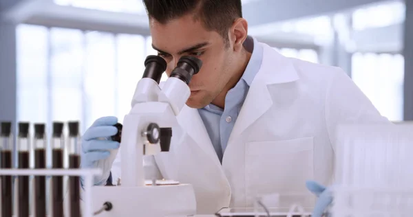 Młodzi Hiszpanie Mężczyzna Naukowiec Laboratorium Patrząc Przez Mikroskop — Zdjęcie stockowe
