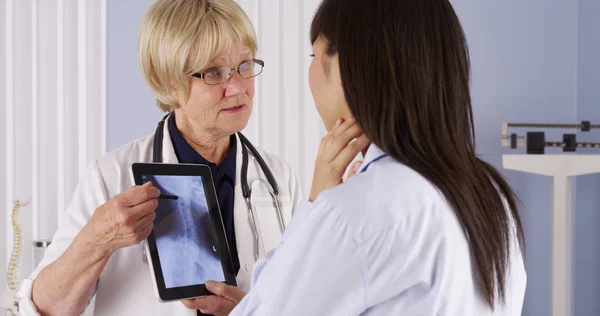 Ανώτερος Γιατρός Εξηγεί Λαιμό Ακτινογραφία Ασθενή — Φωτογραφία Αρχείου