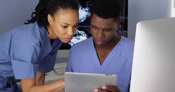 Deux Médecins Afro Américains Utilisant Ordinateur Une Tablette — Photo