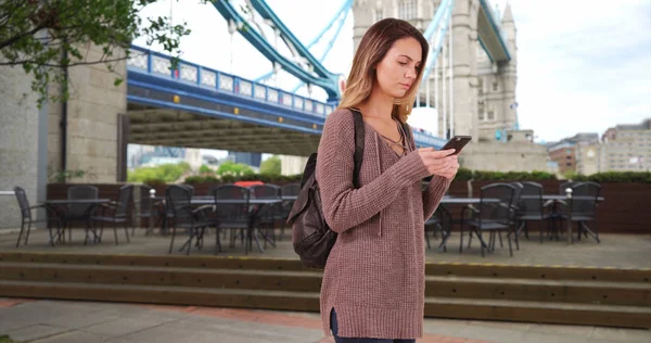 Jovem Mulher Caminha Por Londres Usando Celular Para Direções — Fotografia de Stock