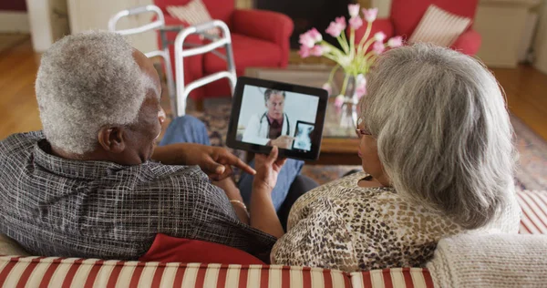 Ältere Afrikanische Paar Video Chat Mit Einem Arzt Auf Einem — Stockfoto