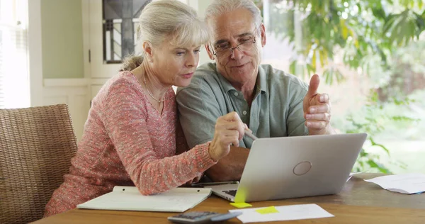 Seniorehepaar Nutzt Laptop Rechnungen Bezahlen — Stockfoto