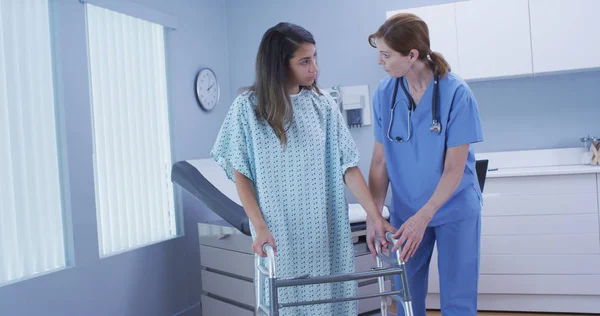 Jonge Vrouw Met Behulp Van Krukken Ter Ondersteuning Van Zichzelf — Stockfoto