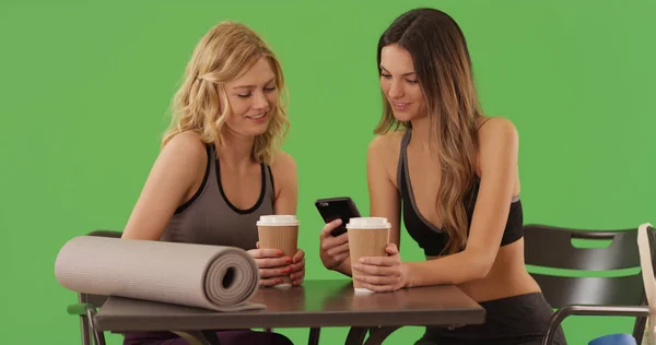 Dos Chicas Saludables Yoga Sentadas Cafetería Compartiendo Smartphone Pantalla Verde — Foto de Stock