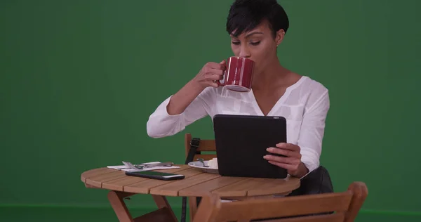 Mujer Negra Sentada Mesa Bebiendo Café Usando Tableta Pantalla Verde — Foto de Stock