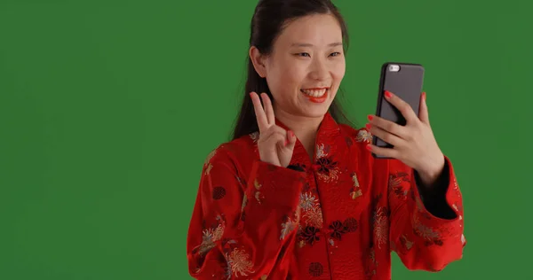 Bájos Kínai Hagyományos Ruhát Vesz Telefont Selfie Zöld Képernyő — Stock Fotó