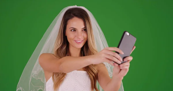 Bruden Brudklänning Och Slöja Tar Selfie Med Mobiltelefon Grön Skärm — Stockfoto