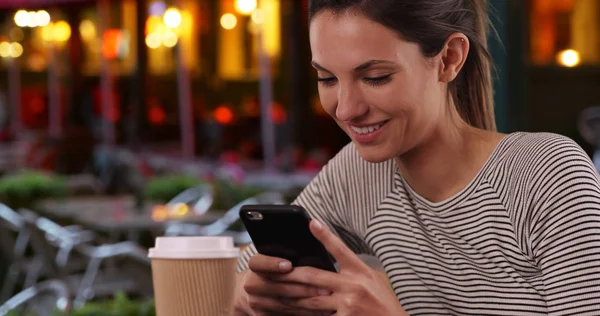 Unga Kaukasiska Damen Med Kaffekopp Med Telefonen Sitter Utomhus Vid — Stockfoto