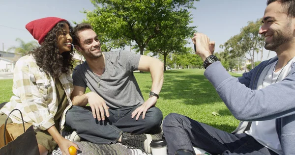 Grupo Multirracial Jóvenes Amigos Hipster Tomando Fotos Parque —  Fotos de Stock