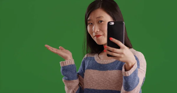 可爱的亚洲女性采取自拍与智能手机在绿色屏幕上 — 图库照片