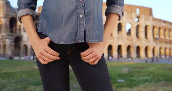 Kaukasiska Kvinna Rom Italien Som Bär Blå Jeans — Stockfoto