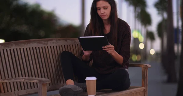 Mulher Milenar Usando Tablet Enquanto Sentado Banco Cidade Califórnia Noite — Fotografia de Stock