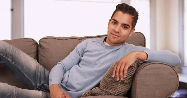 Retrato Joven Hispano Guapo Sentado Sofá Sala Estar Sonriendo Cámara — Foto de Stock