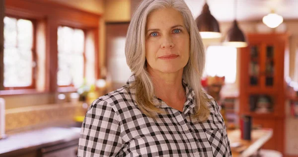 Portret Van Een Mooie Midden Leeftijd Vrouw Zoek Sombere — Stockfoto