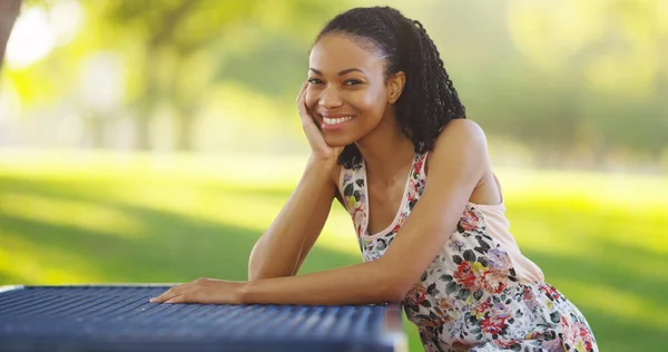 Femme Noire Assise Sur Banc Parc Souriant — Photo