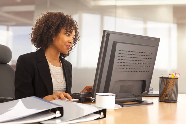 Jeune Femme Affaires Utilisant Ordinateur Bureau Intérieur Bâtiment Bureaux — Photo